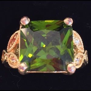 Vint Emerald (Faux) 5White Crystals GoldTone sz7.2